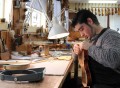 Un Español que decide ganarse la vida como luthier en EE.UU
